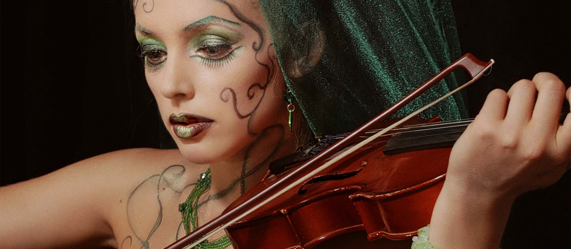 woman playing violin, very cool makeup
